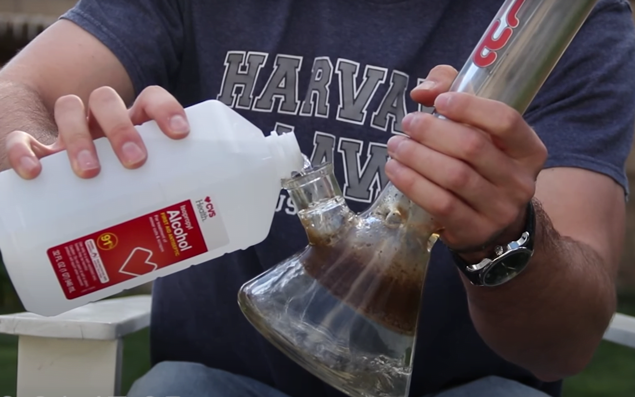 Use alcohol to clean bong
